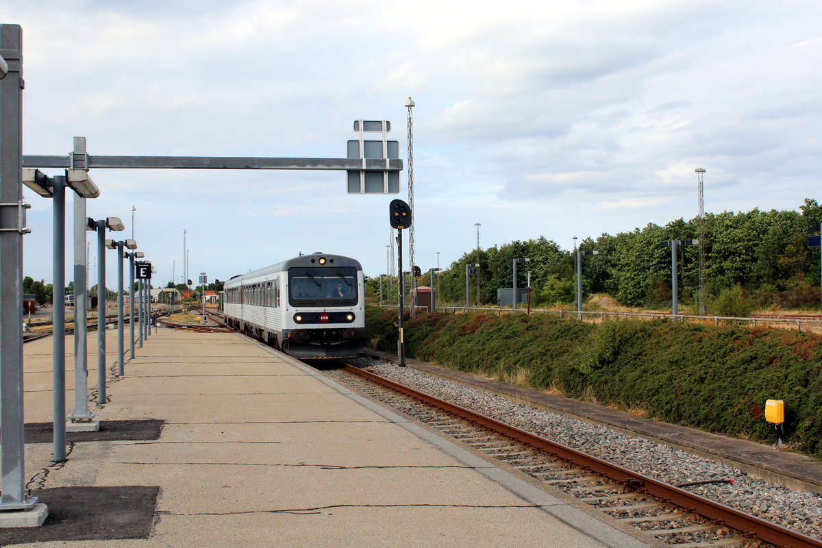 DSB: Als Ersatz für die IC-/FD-Züge zwischen Kopenhagen und Frederikshavn haben Triebzüge bestehend aus einem Tw des Typs MR und einem Tw des Typs MRD in diesem Sommer die Strecke Aalborg - Frederikshavn bedient, weil die IC-/FD-Züge nach Aalborg und Frederikshavn wegen Gleisbauarbeiten in Langaa endeten. Zwischen Langaa und Aalborg hat es SEV mit Bussen gegeben. - Zum Bild: Am 3. August 2018 fahren die MR 4036 + MRD 4236 in den Bahnhof Frederikshavn ein. - MR 4036: Hersteller: Scandia (in Randers, Jütland). Baujahr: 1978.