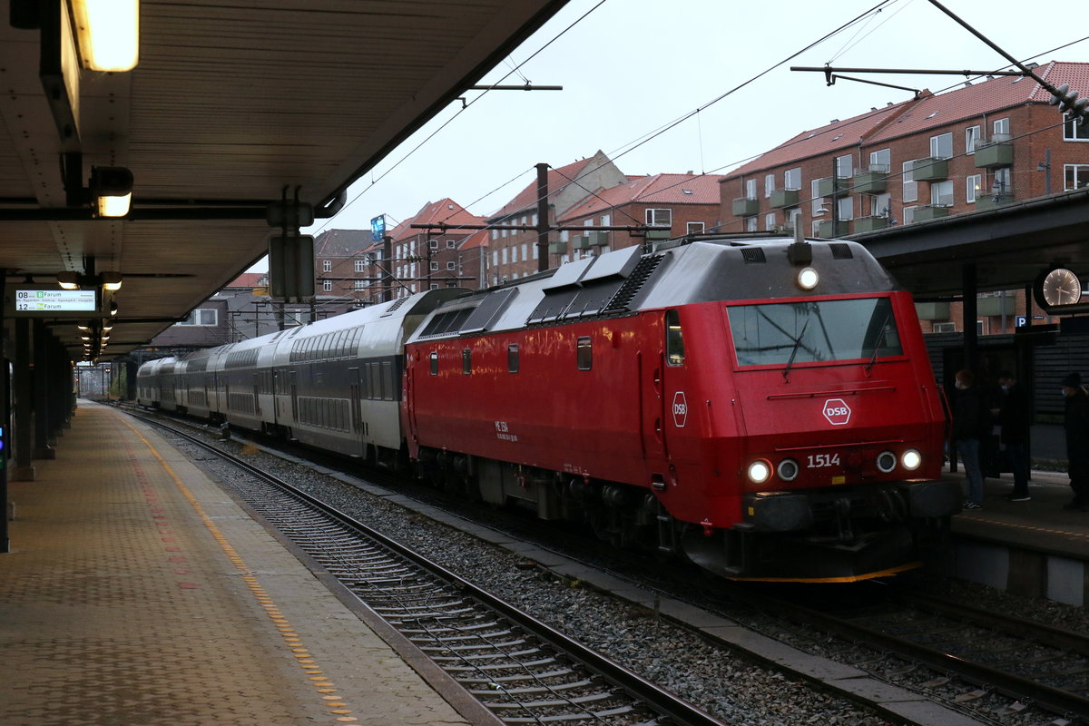 DSB: Am Nachmittag des 26. Oktober 2020 kommt die dieselelektrische Lok ME 1514 mit einem Regionalzug im Bahnhof Valby an. - Die Lok, die 1981 von Henschel hergestellt wurde, hat einen GM E645E3B-Dieselmotor mit einer Leistung von 3300 PS. Höchstgeschwindigkeit: 175 Stundenkilomter.