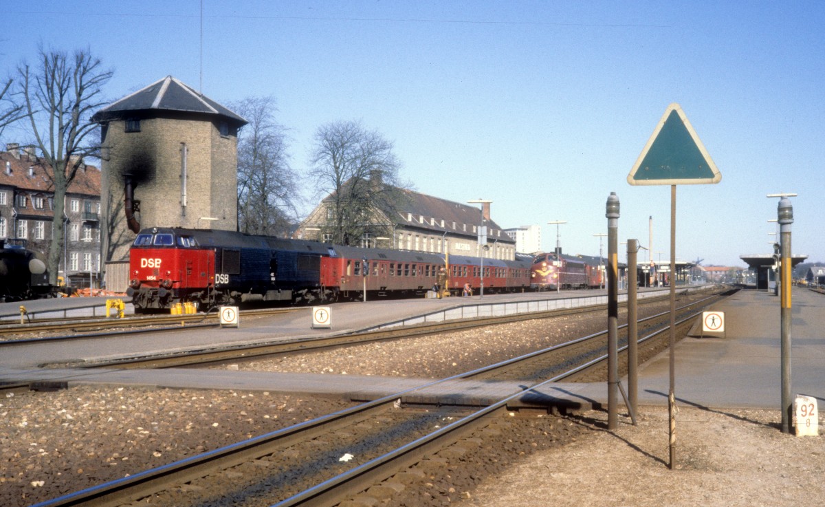 DSB: Am Vormittag des 14. April 1981 hält Mz 1454 mit einem Regionalzug im Bahnhof Næstved. - Im Hintergrund ahnt man die Diesellok My 1119.