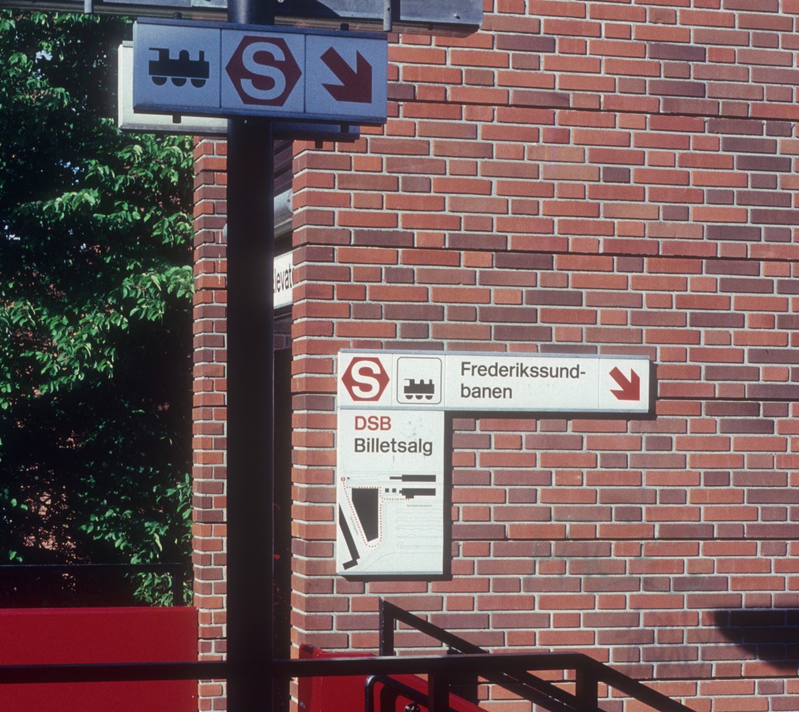 DSB Bahnhof Ballerup im Mai 1989: Hinweistafeln (S-Bahn in Richtung København H / Kopenhagen Hbf, Frederikssundbanen / Nebenbahn nach Frederikssund und Fahrkartenschalter).