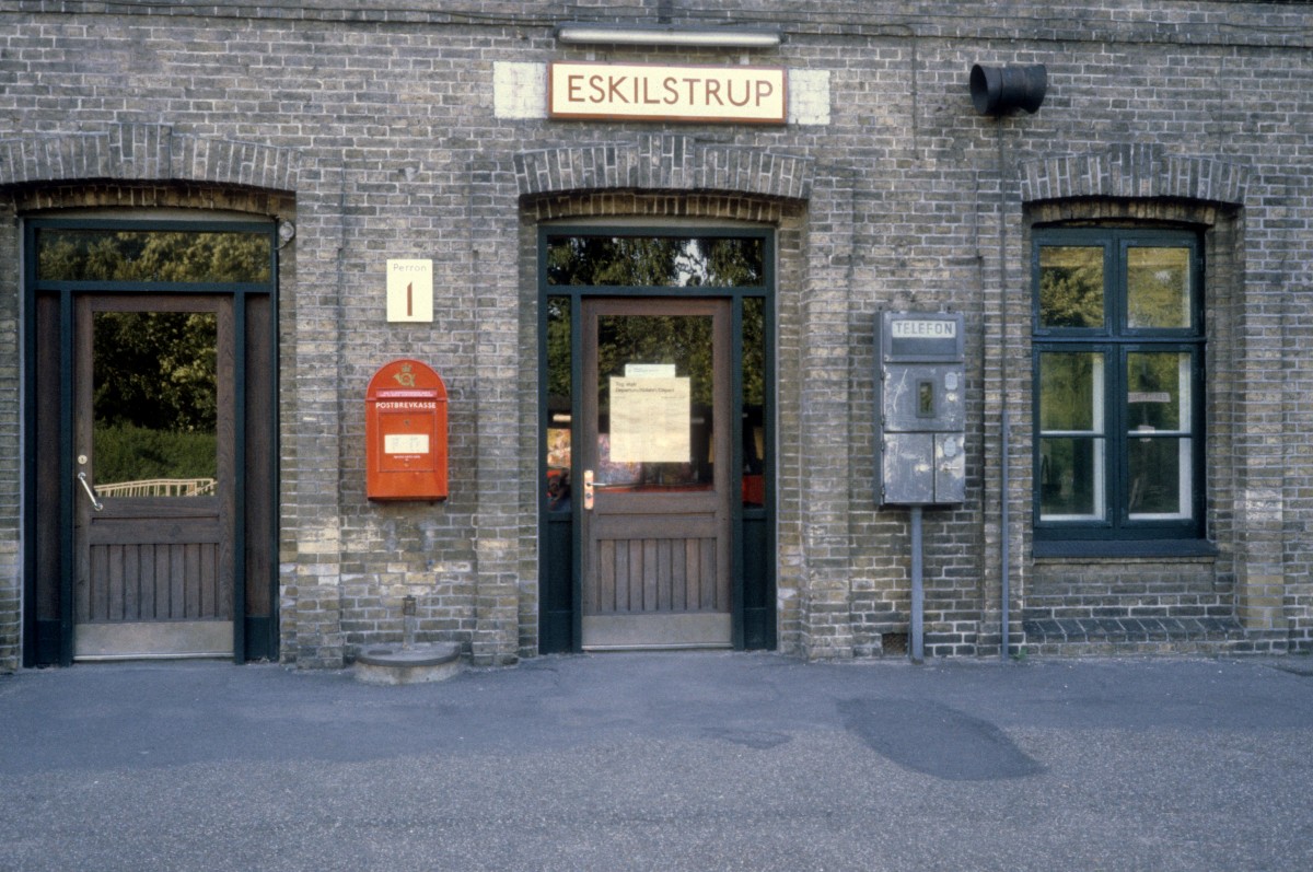 DSB Bahnhof Eskilstrup am 22. Juni 1983.