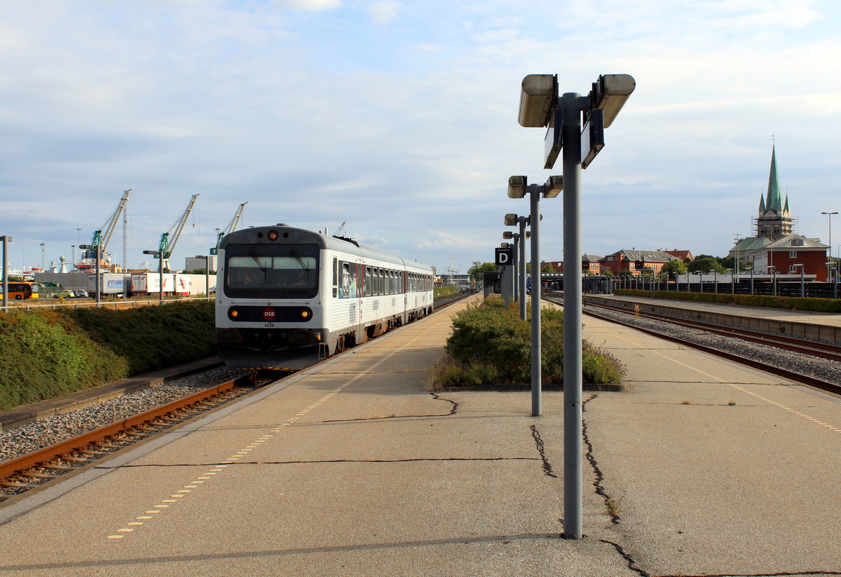 DSB Bahnhof Frederikshavn am 3. August 2018: Nach einem kurzen Aufenthalt in Frederikshavn kehrt der Triebzug bestehend aus dem Tw MRD 4236 (Scandia 1982) und dem Tw MR 4036 (Scandia 1978) nach Aalborg zurück.