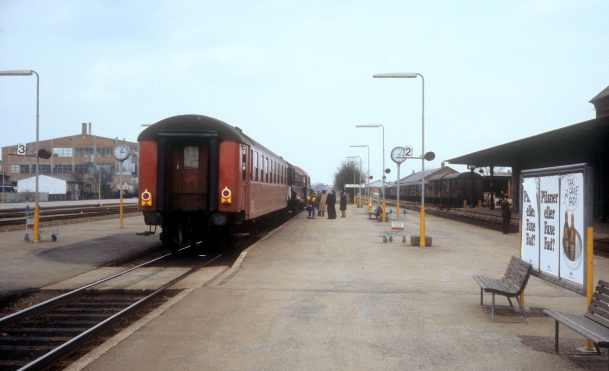 DSB Bahnhof Holstebro: Ein Personenzug, der eben von Fredericia angekommen ist, hält am Gleis 2. - Datum: 8. April 1979.