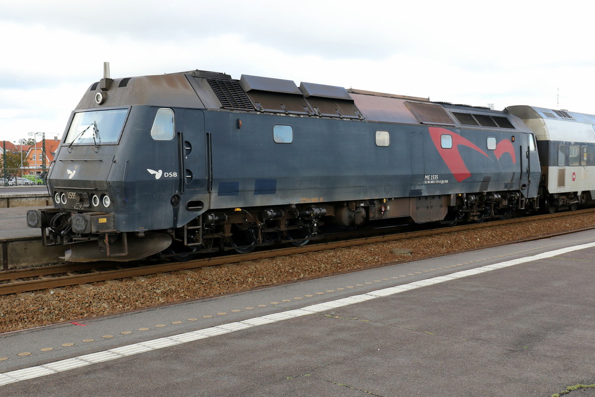 DSB-Bahnhof Nykøbing Falster am 10. Oktober 2020: Nachdem die ME 1535 mit Dieselkraftstoff vollgetankt worden war, kehrte sie mit ihrer Regionalzuggarnitur zum Bahnsteig zurück, diesmal aber auf dem Gleis 3.