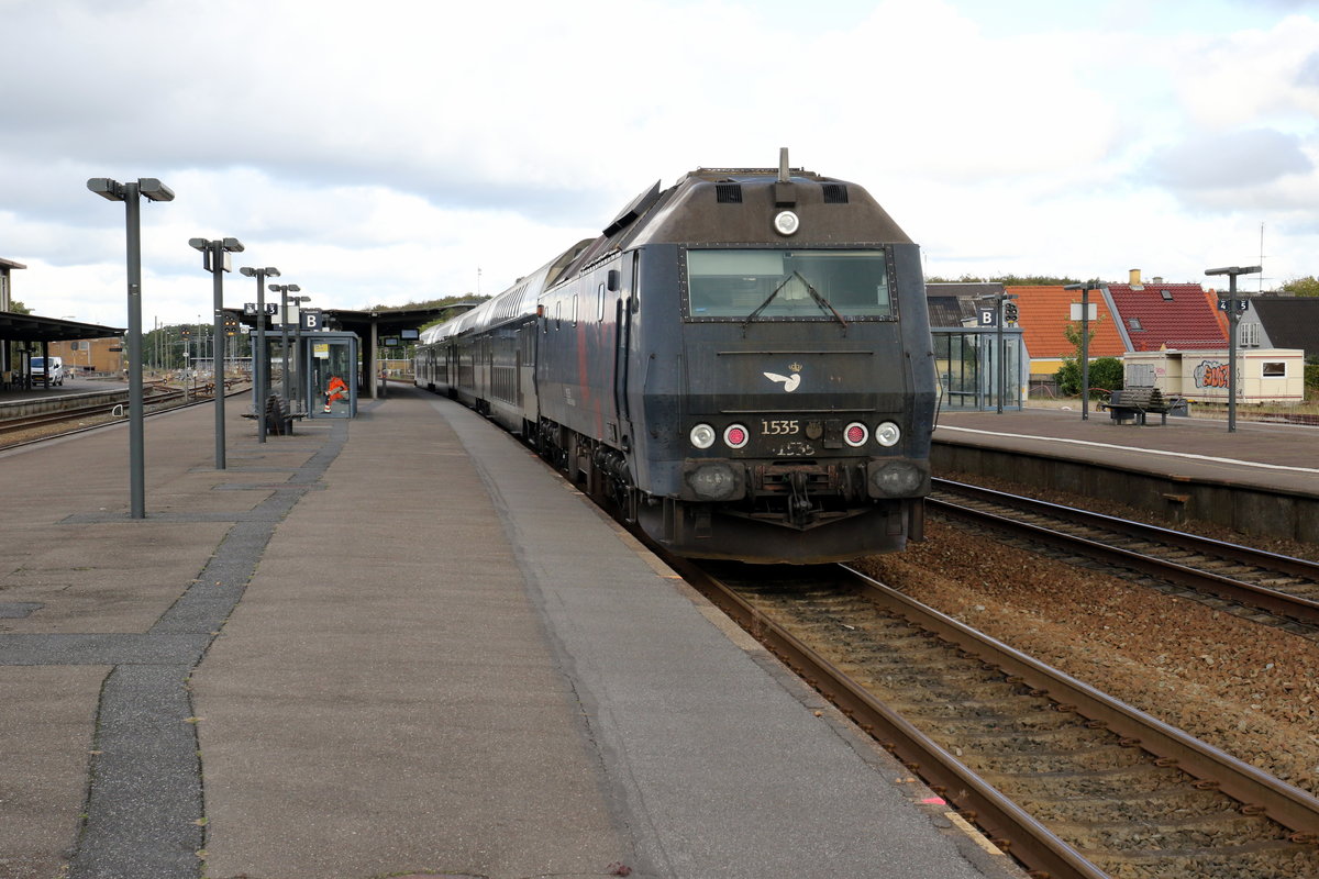 DSB-Bahnhof Nykøbing Falster, Gleis 3: Am Nachmittag des 10. Oktober 2020 ist ein Regionalzug nach Næstved abfahrbereit. Der Zug besteht aus der dieselelektrischen Lok ME 1535, zwei Doppelstockpersonenwagen des Typs B, einem Doppelstockpersonenwagen des Typs Bk und einem Doppelstocksteuerwagen (ABs). - Die ME 1535 wurde 1985 von der Firma Henschel hergestellt, während die Firma Bombardier in Görlitz die Personen- und Steuerwagen ab 2002 baute. 