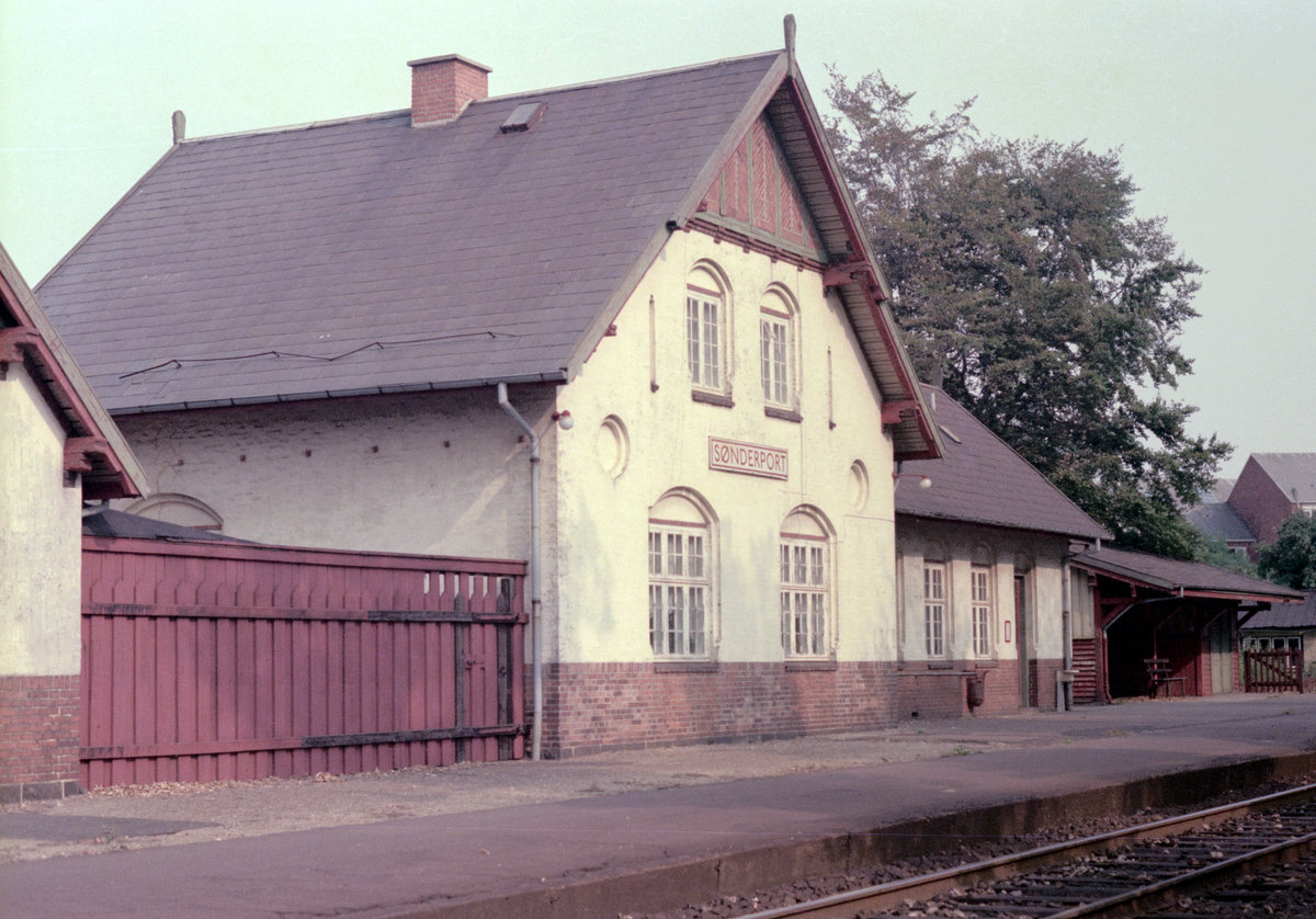 DSB: Der ehemalige Bahnhof Sønderport in Holstebro hatte zur Zeit der Aufnahme (am 5. September 1976) Status als Haltepunkt. 1979 wurde dieser Hp geschlossen. - Scan eines Farbnegativs. Film: Kodak Kodacolor II. Kamera: Minolta SRT-101. 