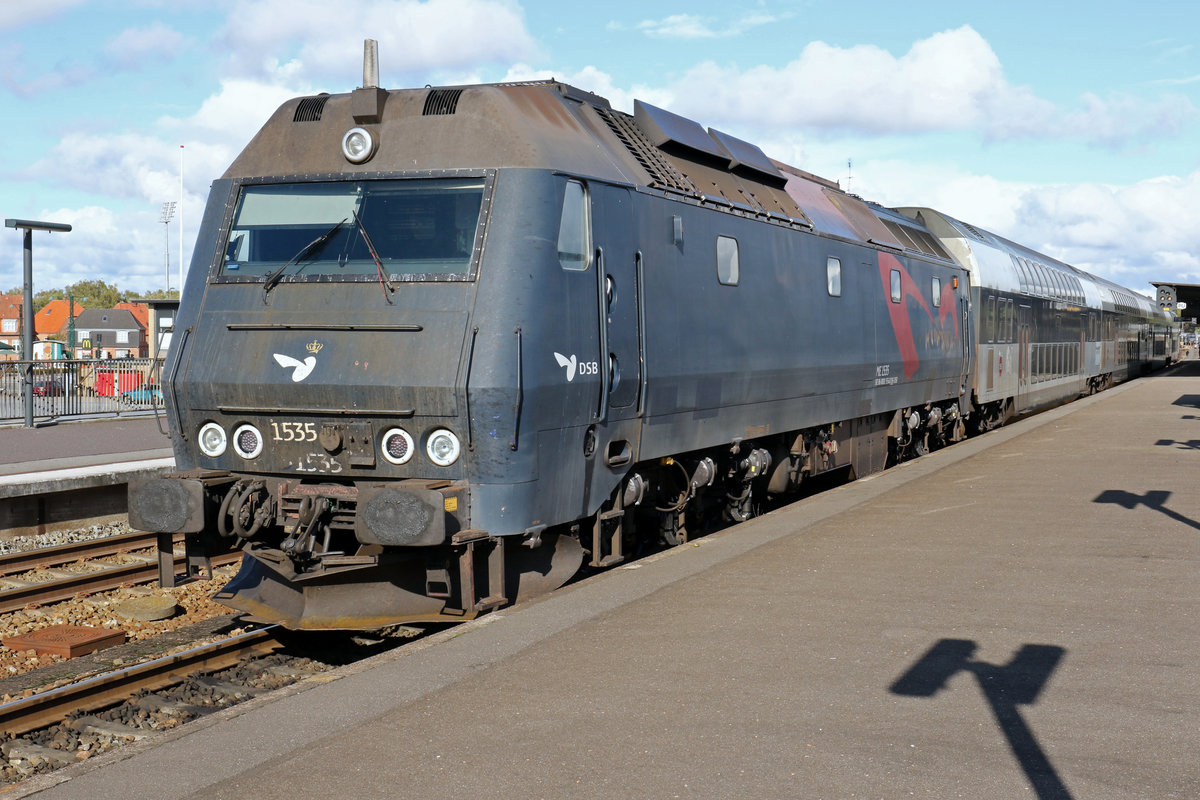 DSB: Die dieselelektrische Lok ME 1535 ist am Nachmittag des 10. Oktober 2020 mit einem Regionalzug aus Næstved im Bahnhof Nykøbing Falster angekommen. - Die Lok, die 1985 von der Firma Henschel gebaut wurde, hat einen GM E645E3B-Dieselmotor mit einer Leistung von 3300 PS.