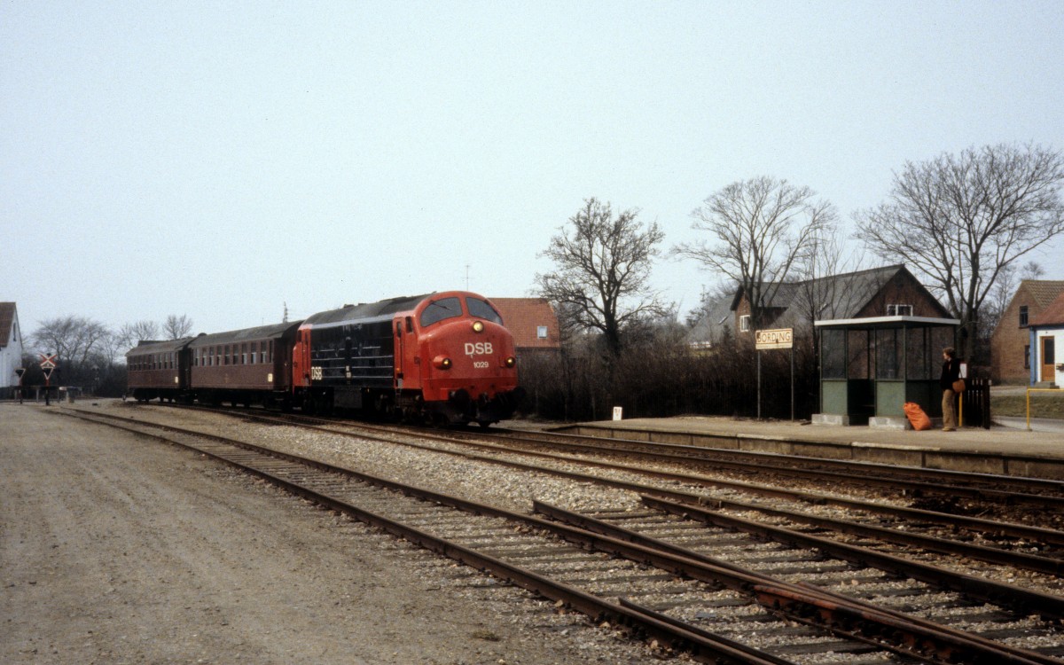 DSB: Die Mx 1029 kommt am 9. April 1979 mit zwei Personenwagen in Bording an. - Bording ist ein Städtchen auf der Bahnstrecke zwischen Herning und Silkeborg in Mitteljütland. Heute wird diese Strecke von Arriva-Zügen (LINT 41) bedient. 