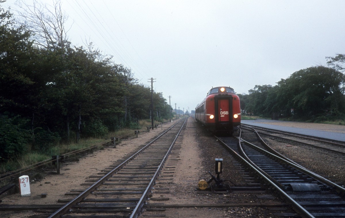 DSB: Ein FD-Zug (dnisch  Lyntog , wrtlich bersetzt  Blitzzug ) mit dem Steuerwagen BS 480 erreicht am 10. September 1977 den Bahnhof der Kleinstadt Tim. - Die Kleinstadt befindet sich im westlichen Jtland.