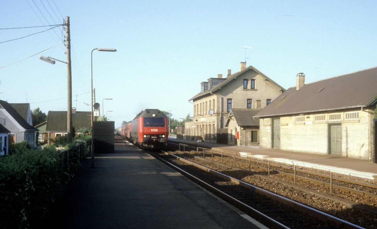 DSB: Ein internationaler Zug bestehend aus der Diesellok Me 1505 und DB- und DSB-Personenwagen fährt am 22. Juni 1983 durch Nørre Alslev auf der Insel Falster.