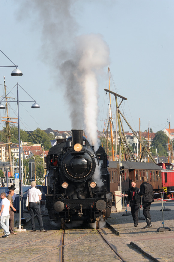 DSB F 654. Dampfrundum in Flensburg. Aufnahmedatum: 11. Juli 2009.