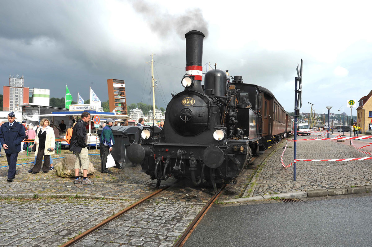 DSB F 654. Dampfrundum in Flensburg. Aufnahmedatum: 11. Juli 2009.