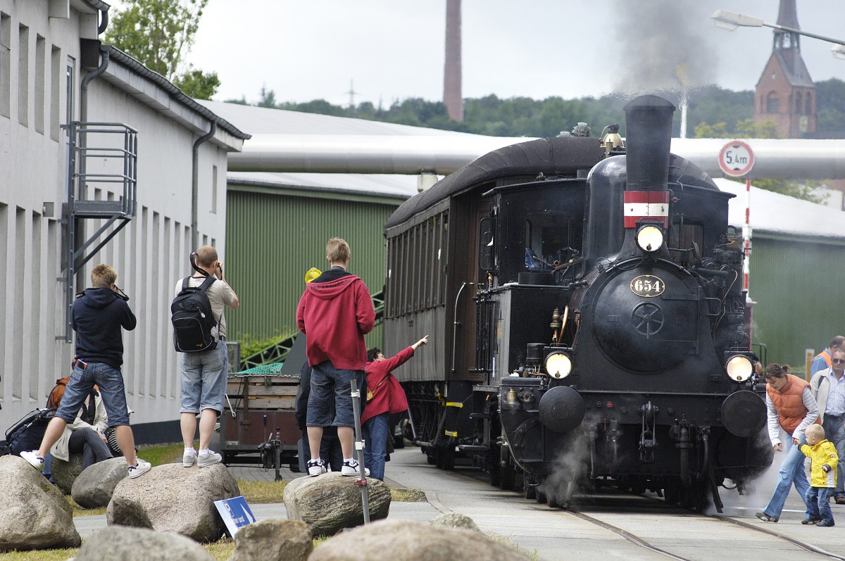 DSB F 654 zum Dampfrundum am Flensburger Hafen. Die Lok gehört zu Angelner Dampfeisenbahn. Frichs Dänemark 1949, Baunummer 358.

11. Juli 2009.