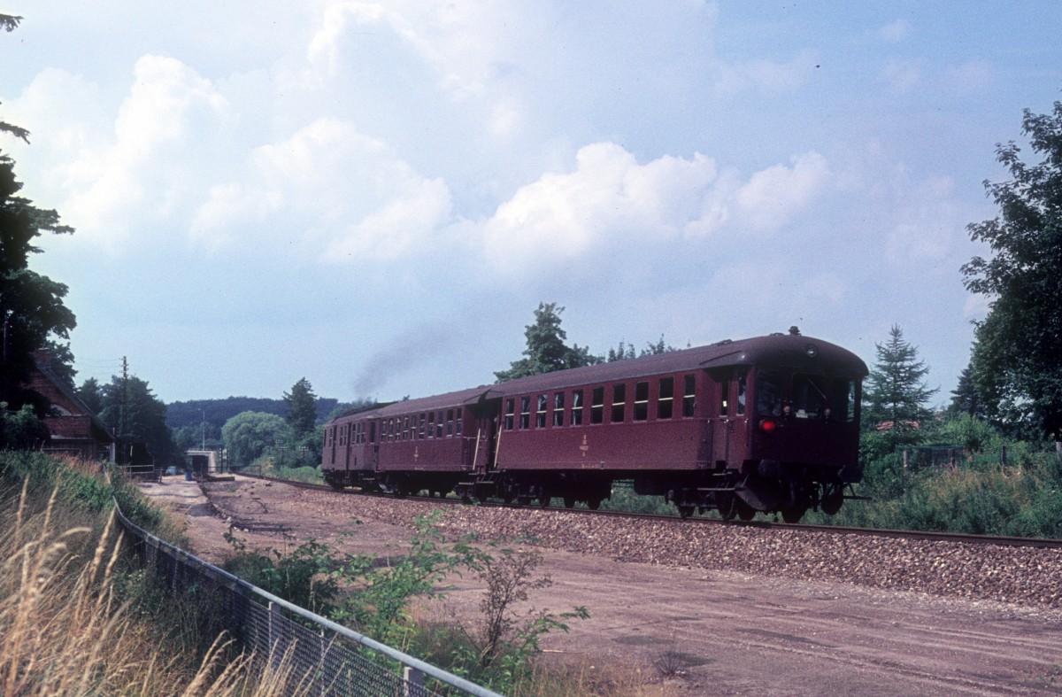 DSB Hareskovbanen (Cls + Cl + Mo) unweit von Bagsværd am 12. Juli 1973. - Die Züge der Hareskovbanen fuhren damals zwischen København L (Lygten station, neben dem S-Bf Nørrebro) und Farum.