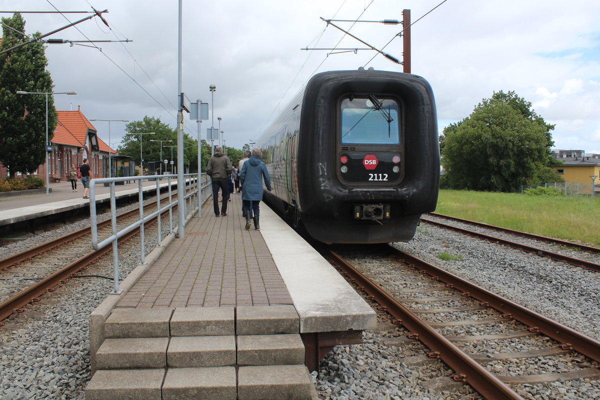 DSB IR4-Triebwagenzug (ER 2112-FR 2312-FR 2212-ER 2012 (Hersteller: Scandia, Baujahr: 1993)) Gråsten Station / Bahnhof Gravenstein am 6. Juli 2020. - Der Zug fährt in Richtung Sønderborg / Sonderburg.