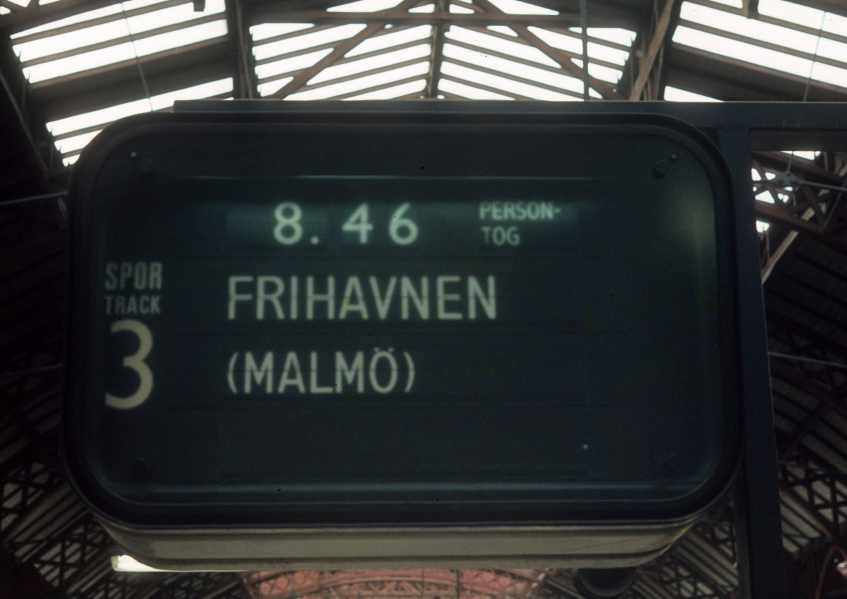 DSB København H / Kopenhagen Hauptbahnhof Gleis 3 am 27. April 1973: Zugzielanzeiger. - Es gab damals noch (bis zum 1. Juni 1973) Verbindungen mit Personenzügen zum Bahnhof Frihavnen im Kopenhagener Freihafen. Vom diesem Bahnhof konnte man die DSB-/SJ-Fährlinie nach Malmö in Schweden benutzen.  