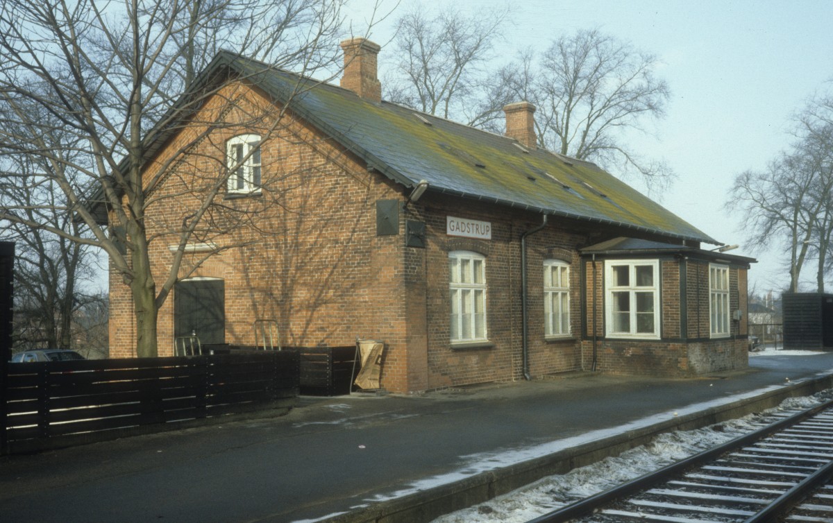 DSB-Kleinstadtbahnhöfe: Bahnhof Gadstrup am 26. Februar 1983. Bahnstrecke: Roskilde - Køge.