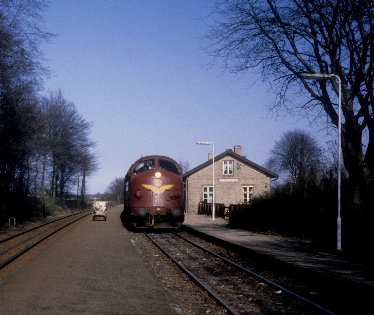 DSB-Kleinstadtbahnhöfe: Bahnhof Holme-Olstrup. - Am 14. April 1981 hält ein Regionalzug (My 1132) in Holme-Olstrup. Der Zug fährt in Richtung Næstved. 