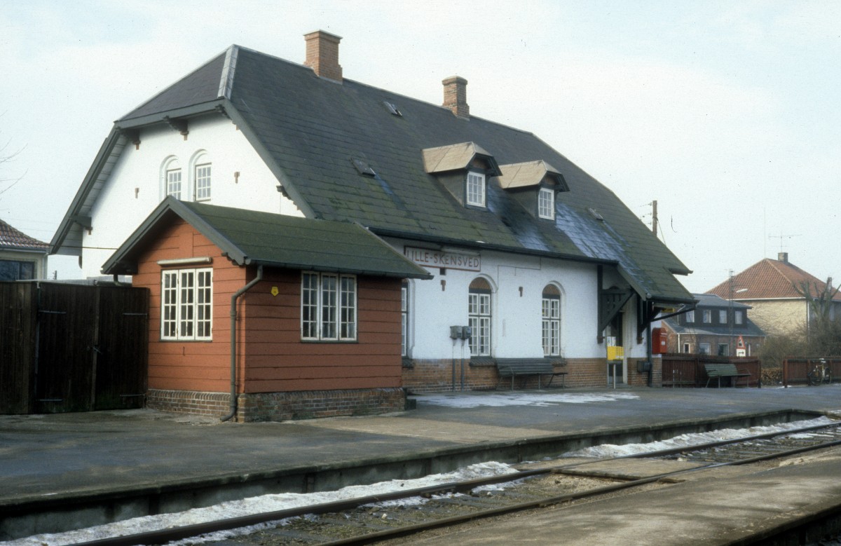 DSB-Kleinstadtbahnhöfe: Bahnhof Lille Skensved am 26. Februar 1983. - Der Bahnhof wurde vom Architekten Heinrich Wenck entworfen und 1908 errichtet.
