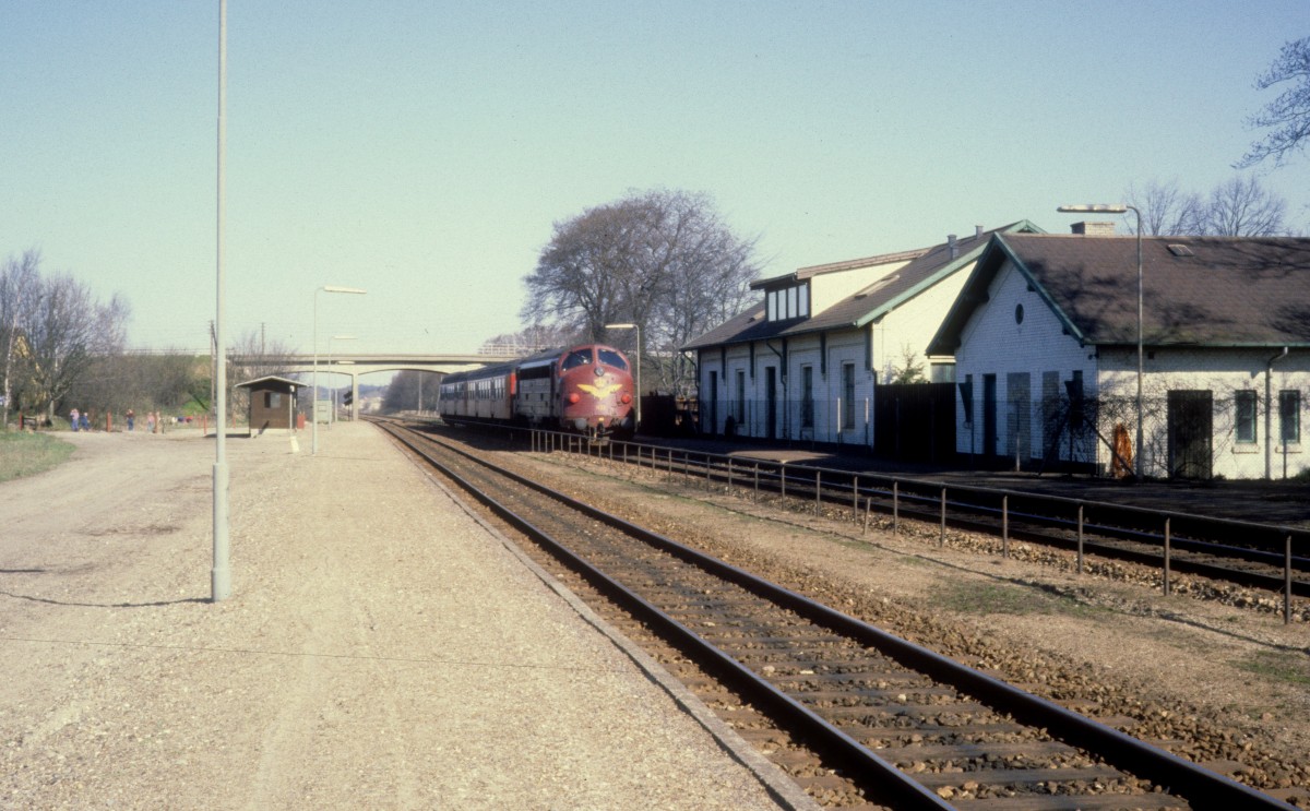 DSB-Kleinstadtbahnhöfe: Bahnhof Lov am 14. April 1981. Der Bahnhof wurde 1982 geschlossen.