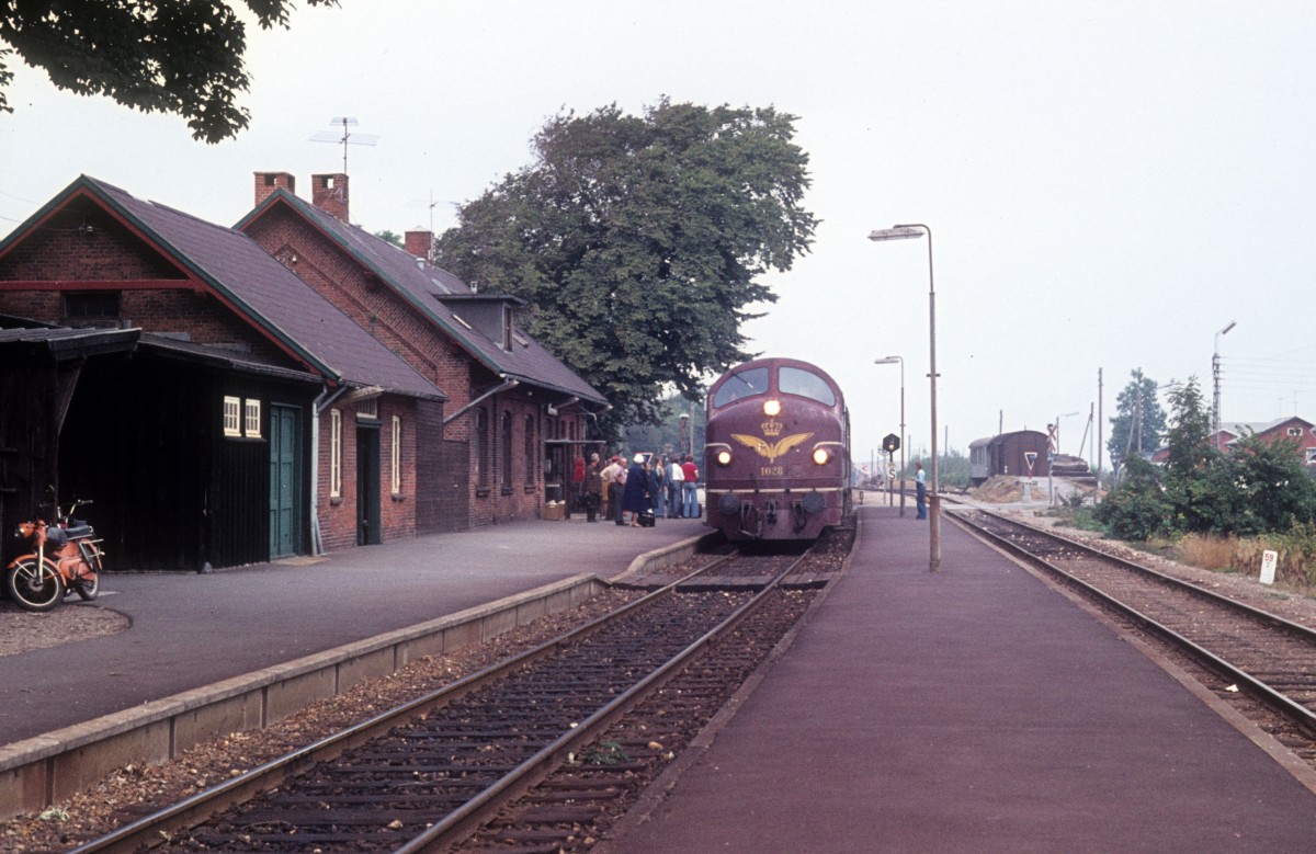 DSB-Kleinstadtbahnhöfe: Bahnhof Snedsted. - Mx 1028 hält am 5. September 1976 in Snedsted.