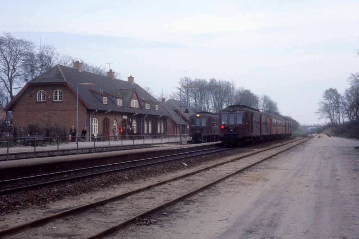 DSB-Kleinstadtbahnhöfe: Bahnhof Stenløse. - Zwei Triebzüge (Mo + Bn + Mo) treffen sich am 17. April 1976 in Stenløse, einer Kleinstadt an der Nebenbahn zwischen Ballerup und Frederikssund. - Heute bedienen die Linien C und H der S-Bahn Kopenhagen diese Bahnstrecke. 