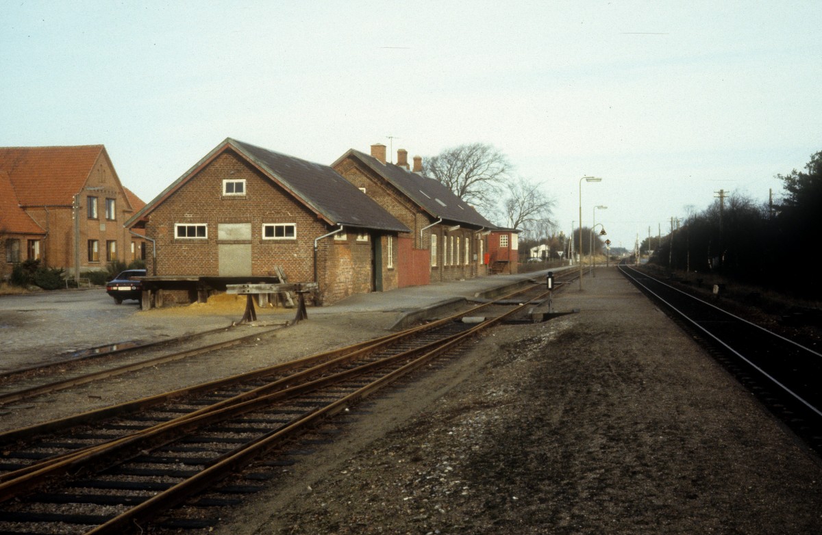 DSB-Kleinstadtbahnhöfe: Bahnhof Ulborg am 21. November 1981. - Die Kleinstadt Ulfborg liegt an der Bahnstrecke Esbjerg - Varde - Ringkøbing - Vemb - Holstebro. Heute fahren auf dieser Strecke Triebzüge des Bahnunternehmens Arriva.
