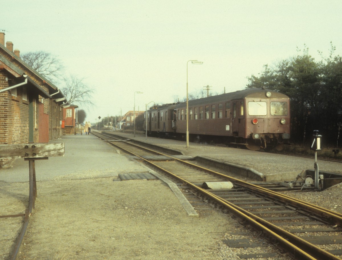 DSB-Kleinstadtbahnhöfe: Bahnhof Ulfborg am 21. November 1981. - Personenzug nach Struer. Der Zug besteht aus einem Triebwagen der Baureihe Mo und einem Steuerwagen des Typs Bhs. - Heute fahren hier moderne Triebzüge (LINT 41) des Unternehmens Arriva.