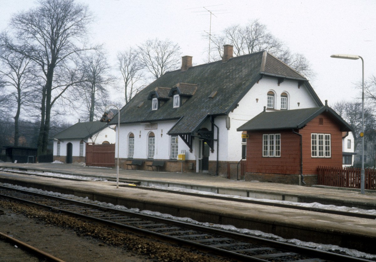 DSB-Kleinstadtbahnhöfe: Der Bahnhof Herfølge auf der Bahnstrecke Roskilde - Køge - Næstved. Datum: 26. Februar 1983. - Das Bahnhofsgebaüde, das heute unter Denkmalschutz steht, wurde 1908 vom Architekten Heinrich Wenck erbaut.