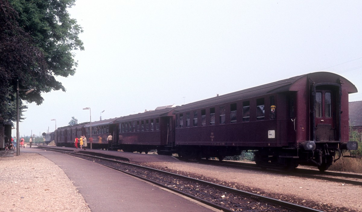DSB-Kleinstadtbahnhöfe: Im Bahnhof Snedsted steht am 5. September 1976 ein Personenzug, bestehend aus zwei Mo und drei Personenwagen. - Der Zug fährt in Richtung Thisted.