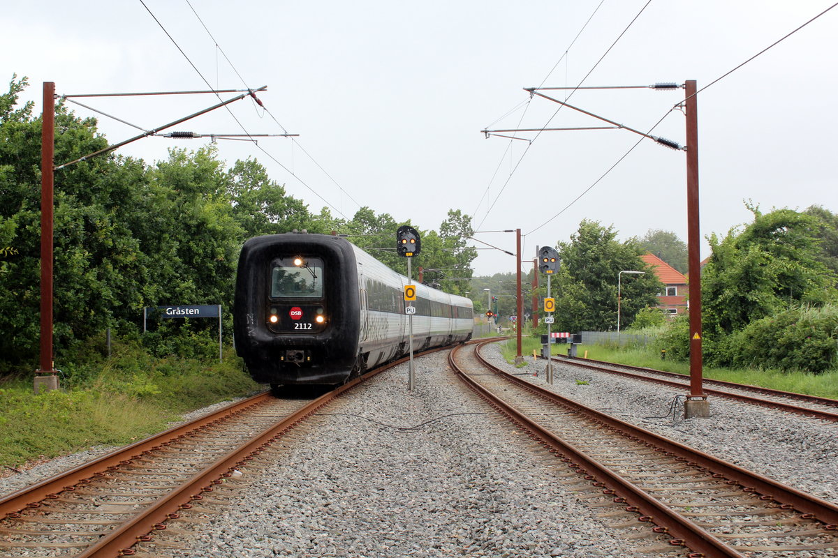 DSB: Kommend aus Sønderborg / Sonderburg erreicht der InterCityLyn nach København / Kopenhagen am 6. Juli 2020 den Bahnhof Gråsten / Gravenstein. Der Zug ist ein IR4-Triebwagenzug bestehend aus ER 2112, FR 2312, FR 2212 und ER 2012. Hersteller und Baujahr: Scandia 1993.