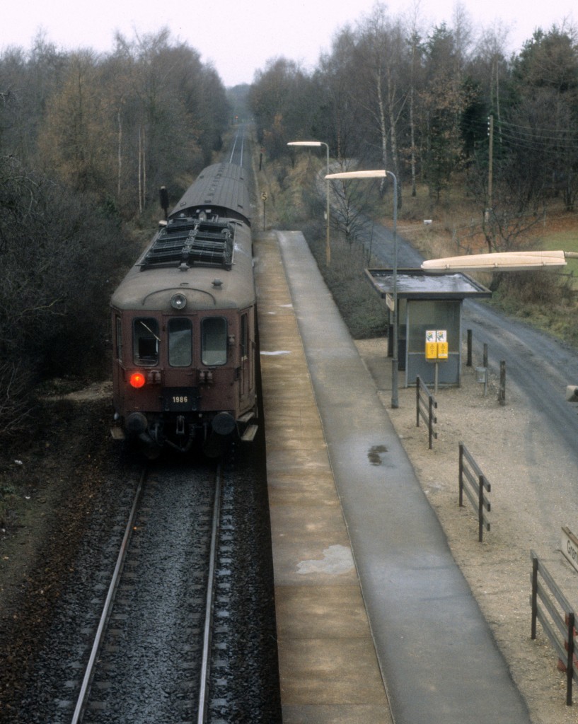 DSB  Lille Nord  (:  kleine Nordbahn , d.h. die Bahnstrecke Hillerød - Fredensborg - Snekkersten - Helsingør): Mo 1986 + Cl + Bhs Haltepunkt Grønholt am 27. Dezember 1983. - Heute fahren hier moderne Triebzüge des Typs LINT 41 des Bahnunternehmens Lokalbanen.