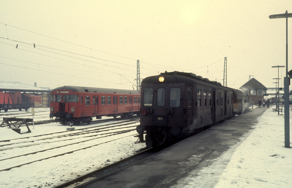 DSB  Lille Nord , d.h.  Kleine Nordbahn  zwischen Hillerød und Helsingør über Fredensborg: Mo 1813 hält im Januar 1977 im Bahnhof Hillerød. - Auf dieser Strecke fahren heute Triebzüge des Typs LINT 41 des Bahnunternehmens Lokalbanen. 