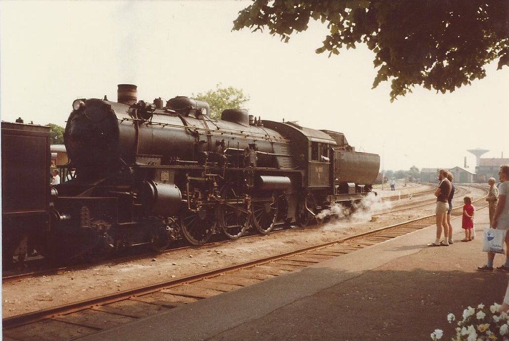 DSB Ltr 991 am Bahnhof Maribo Sommer 1982.

Die Lokomotive wird durch A / S Frichs Maschinen- und Kesselschmiede , Aarhus, Dänemark in 1947. gebaut
Foto gescannt von meinem Fotoalbum