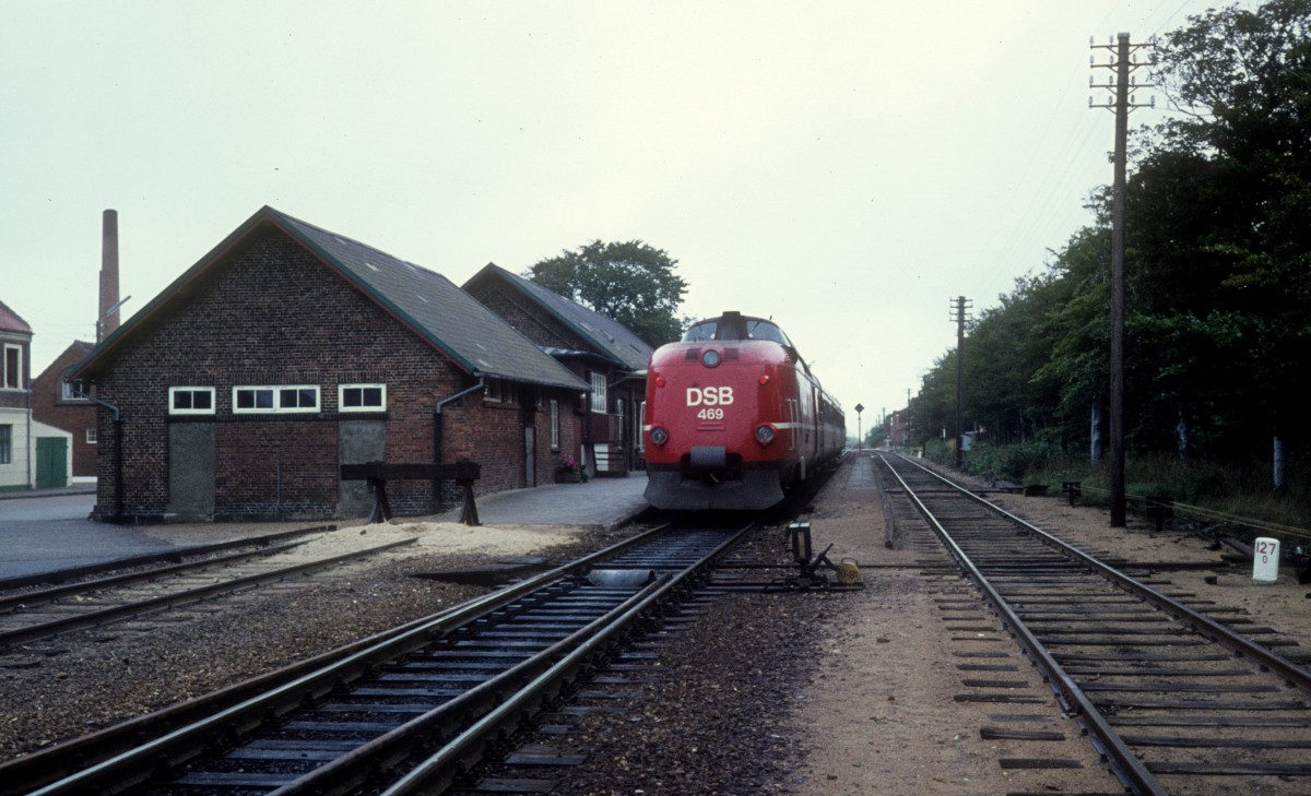 DSB: MA 469 + AM + BM + BS 480 h�lt am 10. September 1977 im Bahnhof Tim. - Auf der Strecke Kopenhagen - Esbjerg fuhr der Zug als Schnellzug, aber auf der Strecke zwischen Esbjerg und Struer �ber Ringk�bing und Holstebro (an der j�tl�ndischen Westk�ste entlang) fuhr der Zug als Lokalzug mit Halt auch in kleinen Bahnh�fen. - Heute ist Tim ein Haltepunkt, der von Arriva mit LINT-Z�gen bedient wird. - Der Triebwagen 469, der 1963 von der Fa MAN hergestellt wurde, hatte einen Maybach MD 650-Dieselmotor mit 1100 PS.