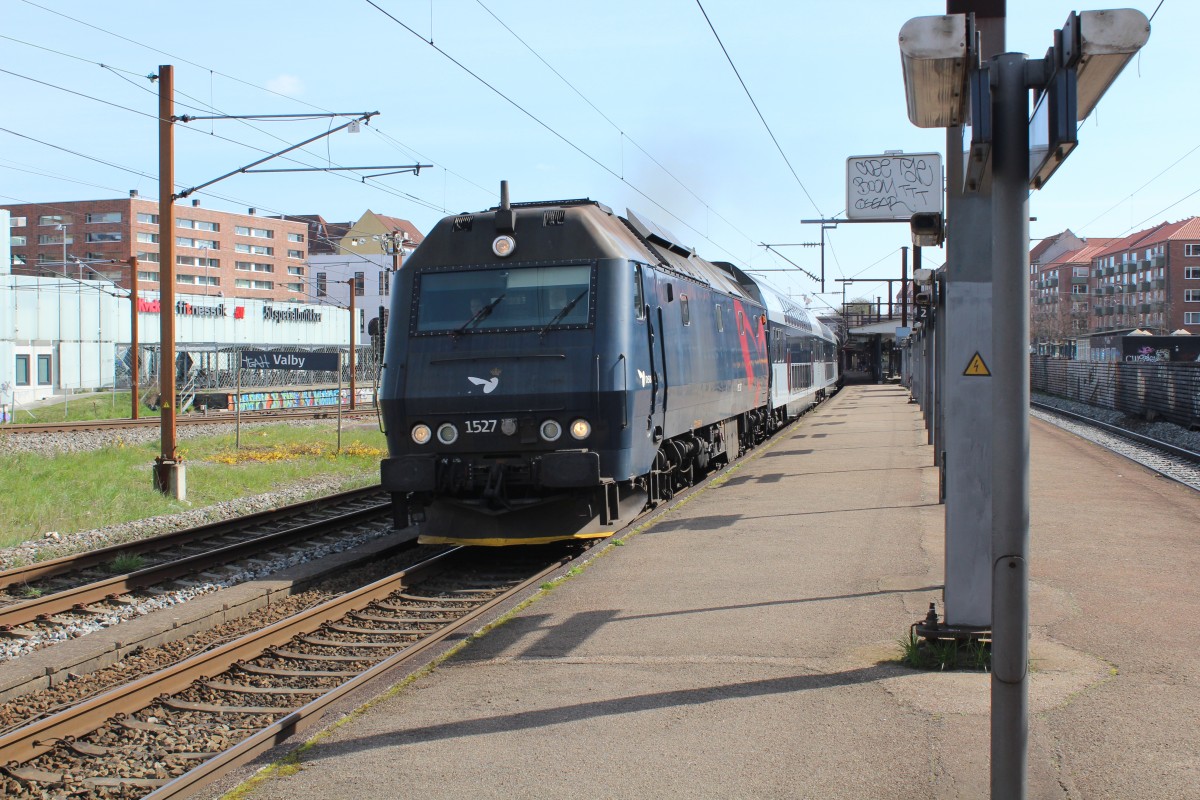 DSB Me 1527 (Regionalzug) Bahnhof Valby (Kopenhagen) am 12. April 2014. - Die dieselelektrische Lok wurde 1983 von Henschel gebaut.