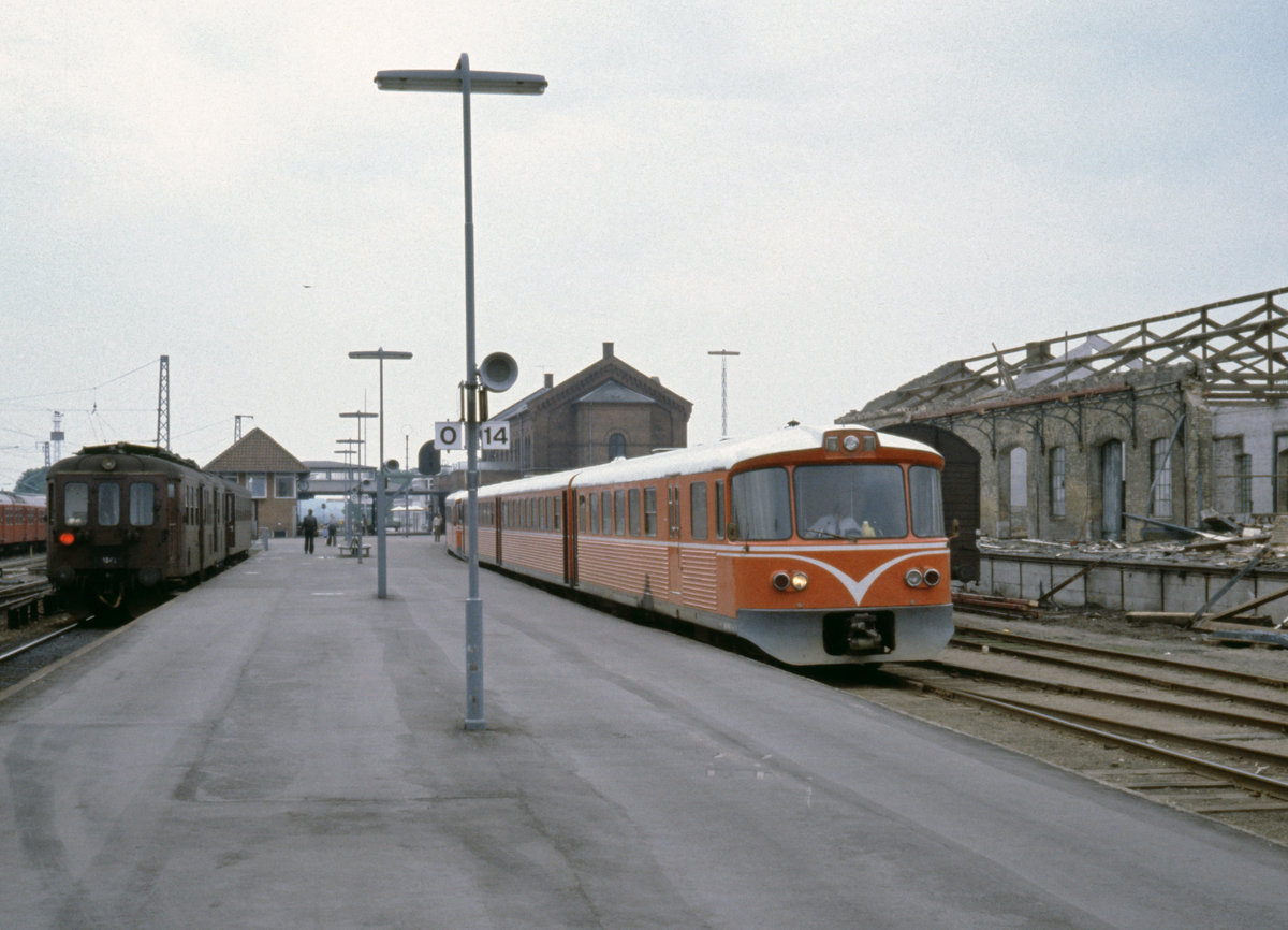 DSB MO 18** mit einem Steuerwagen des Typs Bhs / Gribskovbanen (GDS) Dieseltriebzug (sogenannter  Y-Zug ) Bahnhof Hillerød am 27. Mai 1979. - Die DSB-Dieseltriebzüge bedienten damals die DSB-Bahnstrecke Hillerød - Fredensborg - Helsingør ( Lille Nord  =  Die kleine Nordbahn ), während die GDS-Triebzüge die Strecken Hillerød - Kagerup - Tisvildeleje / Gilleleje (die beiden Zughälften teilten sich im Bahnhof Kagerup) bedienten. - Scan eines Diapositivs. Film: Kodak Ektachrome. Kamera: Leica CL. 