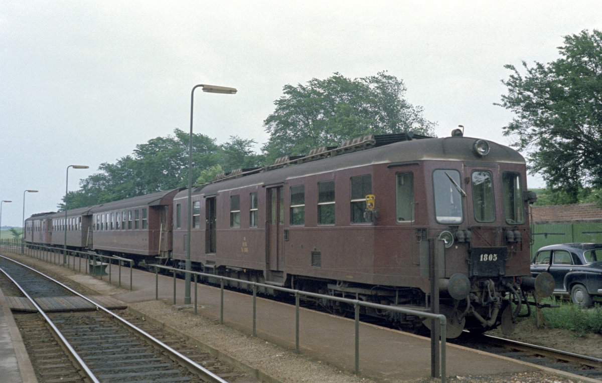 DSB Mo 1805 + Cl + Cl + Mo **** Bahnhof Veksø am 5. Juli 1970. - Der dieselelektrische Triebwagen 1805, der zwei 250 PS Frichs-Dieselmotoren des Typs 6185CA hatte, wurde 1951 von der Firma Frichs (in Århus / Aarhus) hergestellt. - Der fotografierte Zug, der die Bahnstrecke Ballerup - Frederikssund bediente, fuhr Richtung Ballerup; heute bedienen die Linien C und H der Kopenhagener S-Bahn diese Bahnstrecke. - Scan eines Farbnegativs. Film: Kodak Kodacolor X.