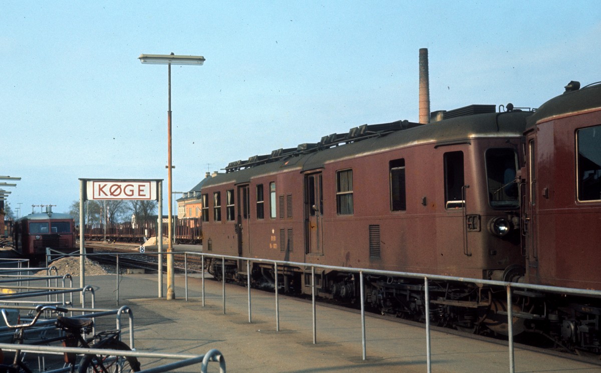 DSB Mo 1871 hält am 24. April 1973 im Bahnhof Køge. - Links ahnt man einen abgestellten ØSJS Scandia-Schienenbus.