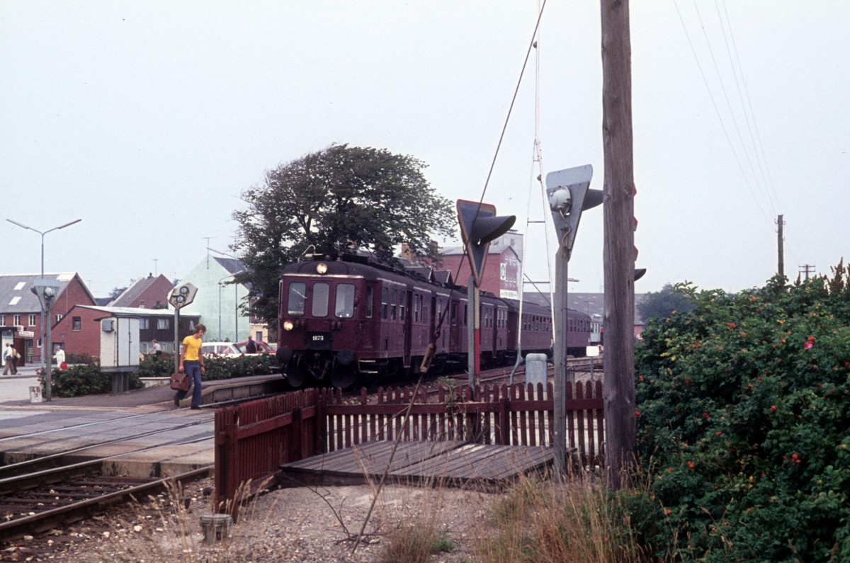 DSB Mo 1873 Bedsted Thy am 5. September 1976. - Der Mo 1873 gehörte zur DSB Serie 1801 - 1890. Diese diesel-elektrischen Triebwagen wurden in den Jahren 1951 - 1958 von der Firma Frischs in Aarhus gebaut. Sie hatten zwei Frischs-Dieselmotoren (6185CA) und konnten 120 km pro Stunde fahren. In den Mo-Triebwagen gab es 37 Sitzplätze, Gepäckraum und WC.  