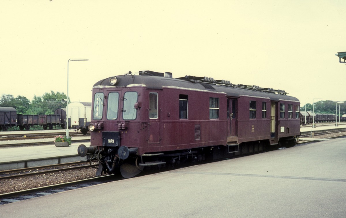 DSB Mo 1879 Bahnhof Ringkøbing (die Stadt Ringkøbing liegt im westlichen Jütland) am 10. September 1977. - Der Mo 1879 wurde 1956 von der Fa Frichs in Aarhus hergestellt. Der Triebwagen hatte zwei Frichs 6185CA-Dieselmotoren mit je 250 PS.