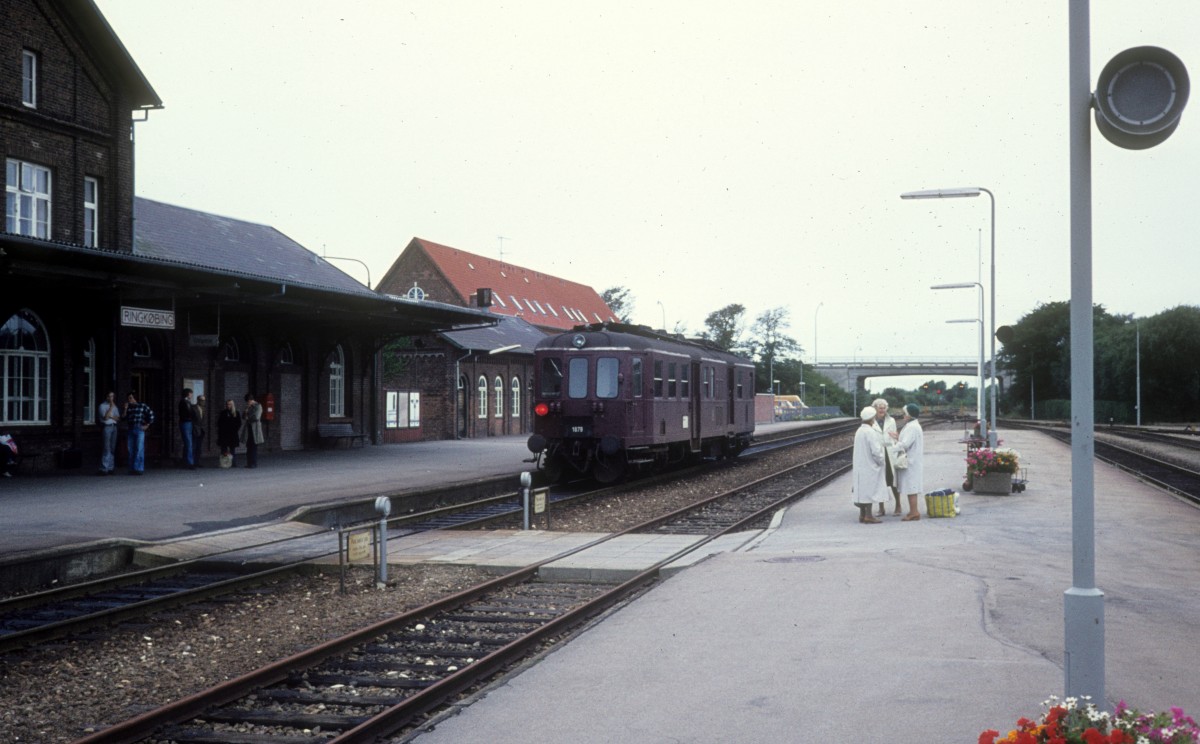 DSB Mo 1879 Bahnhof Ringkøbing am 10. September 1977. - Der dieselelektrische Triebwagen 1879, der zwei 6-zylindrige Frichs-Dieselmotoren (6185CA) von 250 PS hatte, wurde 1955 von der Firma Frichs in Aarhus gebaut. Der Tw wurde 1983 ausgemustert. 