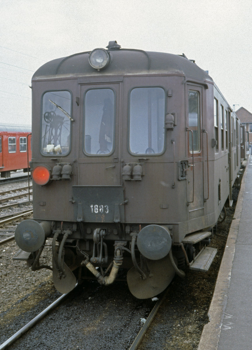 DSB MO 1883 (Hersteller: Frichs; Baujahr: 1957; Ausmusterung: 1984) Bahnhof Hillerød am 27. Mai 1979. - Die MO-Triebwagen der Serie 1801 - 1890 wurden in den Jahren 1951 bis 1958 von der Lokomotivfabrik Frichs in Århus hergestellt. Sie hatten zwei Frichs 6185CA-Dieselmotoren (von je 250 PS). Die Ausmusterung der Litra MO begann 1971 und endete 1984. - Scan eines Diapositivs. Film: Kodak Ektachrome. Kamera: Leica CL. 