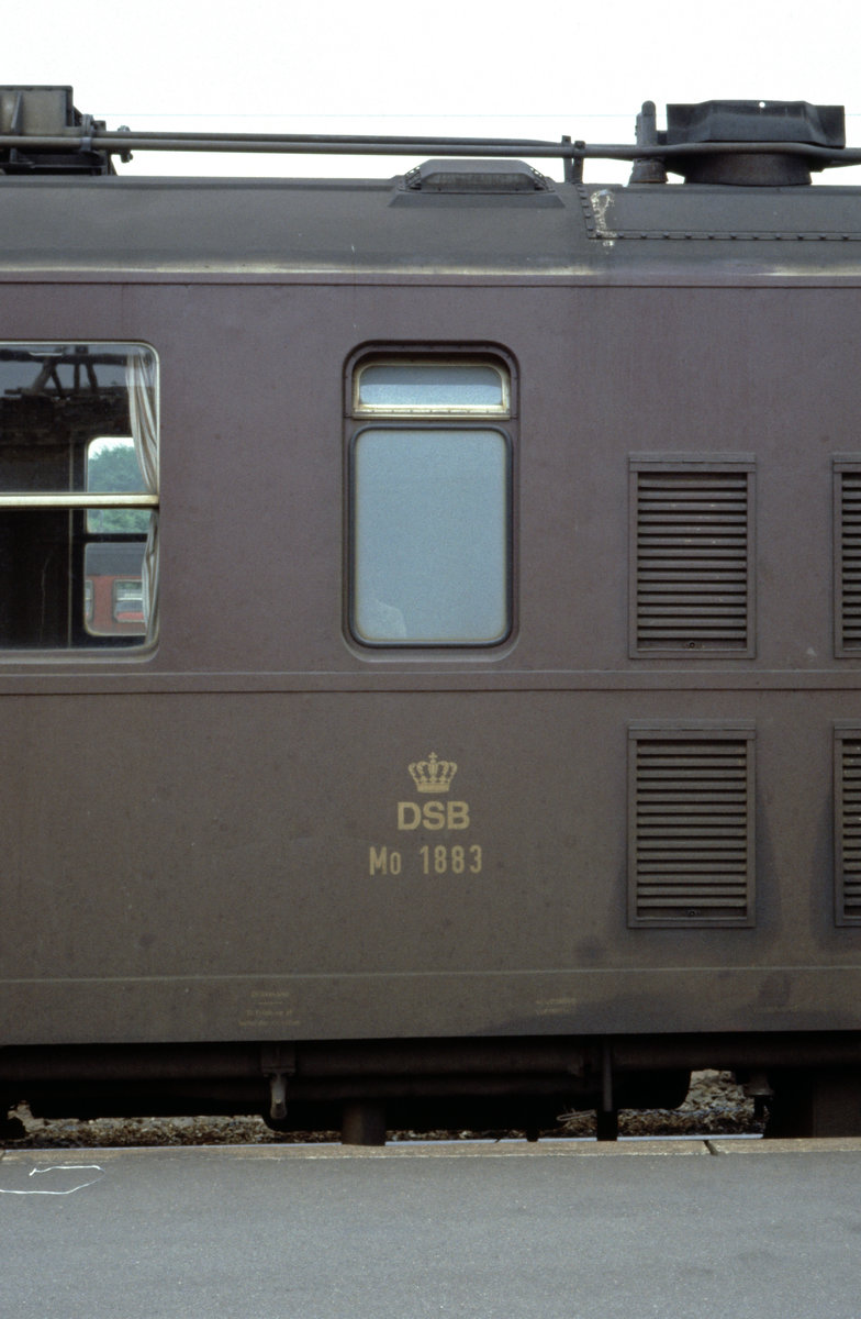 DSB MO 1883 (Nahaufnahme) Bahnhof Hillerød am 27. Mai 1979. - Scan eines Diapositivs. Film: Kodak Ektachrome. Kamera: Leica CL.