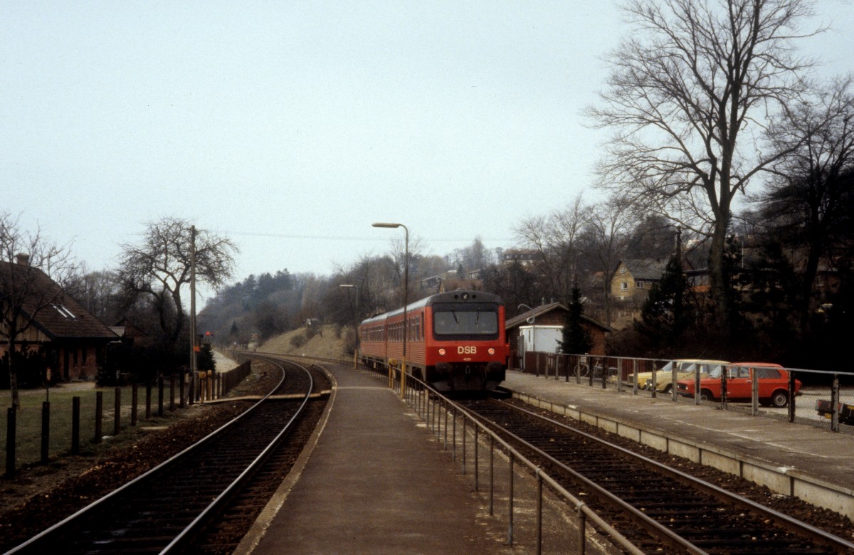 DSB MR 4037 (Scandia 1978) erreicht am 9. April 1979 den Haltepunkt Laven.