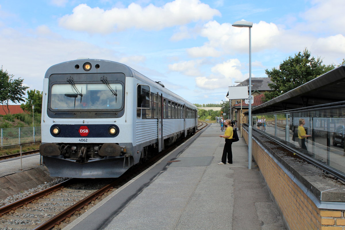 DSB MR 4062 Bahnhof Vrå am 3. August 2018. - Der Triebzug kommt aus Frederikshavn und fährt nach Aalborg. - Der MR 4062 wurde 1979 von der Waggonfabrik Scandia in Randers (Jütland) gebaut. 