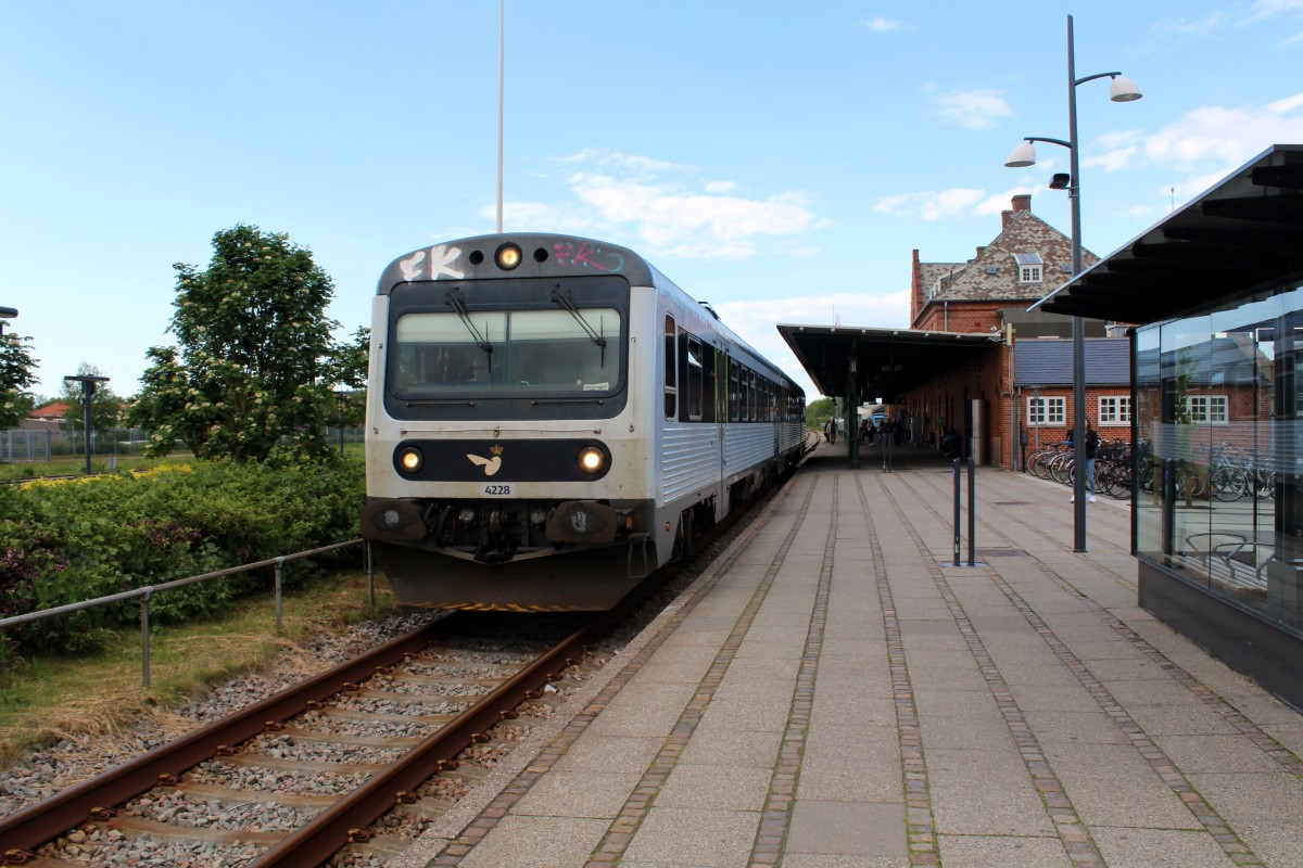DSB: MRD 4228 (Scandia 1982) als Regionalzug in Richtung Herning. Bahnhof Holstebro am 9. Juni 2015.