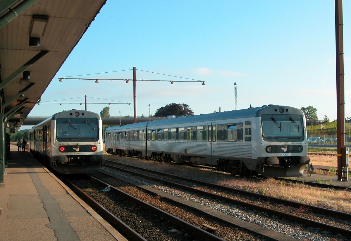 DSB MRD 4261 (Regionalzug nach Roskilde über Køge,  Lille Syd  (=  Kleine Südbahn ) / MRD 4247 (abgestellter Zug) Bahnhof Næstved am 19. Juni 2012. - Die beiden dieselhydraulischen Triebwagen wurden 1983 von der Fa Scandia in Randers gebaut. Sie haben einen Deutz F12L 41 3F-Dieselmotor und können 130 km/h fahren.