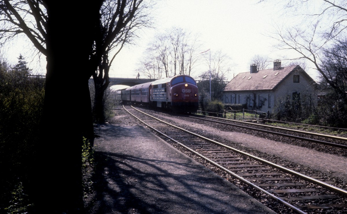 DSB Mx 1008 erreicht am 14. April 1981 den Bahnhof Holme Olstrup auf der Bahnstrecke Næstved - Køge.