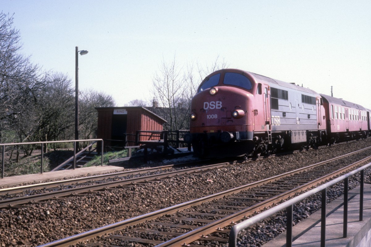 DSB Mx 1008 (mit einem Personenzug) hält am 14. April 1981 am Haltepunkt Ring. - Der Haltepunkt wurde 1982 geschlossen.